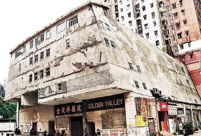 Rạp hát bị bỏ hoang ở trung tâm Hong Kong và lời đồn về cậu bé cùng mẹ xem phim và thấy nhiều người trong rạp nhưng mẹ thì không - Ảnh 1.