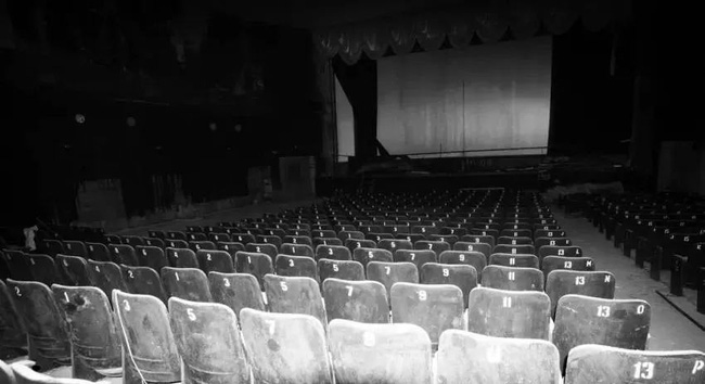 Rạp hát bị bỏ hoang ở trung tâm Hong Kong và lời đồn về cậu bé cùng mẹ xem phim và thấy nhiều người trong rạp nhưng mẹ thì không - Ảnh 3.