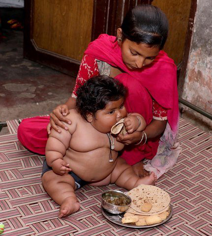 8 tháng tuổi đã gần 20 kg, cuộc sống của bé gái nặng ký nhất Ấn Độ hiện tại như thế nào sau 3 năm phát triển với tốc độ chóng mặt? - Ảnh 2.