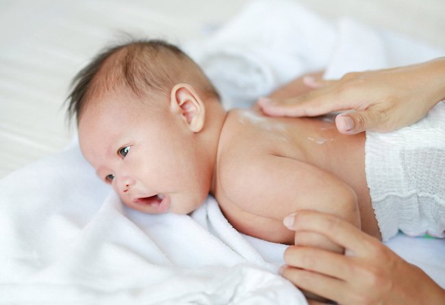 Bác sĩ nhi khoa chỉ ra 5 sai lầm phổ biến trong việc chăm sóc da của em bé mà chắc chắn cha mẹ nào cũng mắc phải ít nhất 1 lỗi - Ảnh 2.