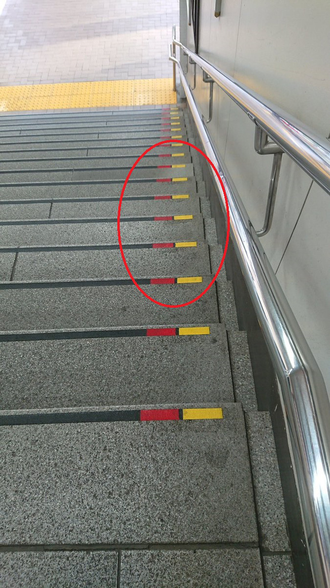 Lý do bất ngờ khiến nhiều bậc cầu thang ở Nhật có dấu đỏ-vàng, quả không hổ danh là quốc gia 
