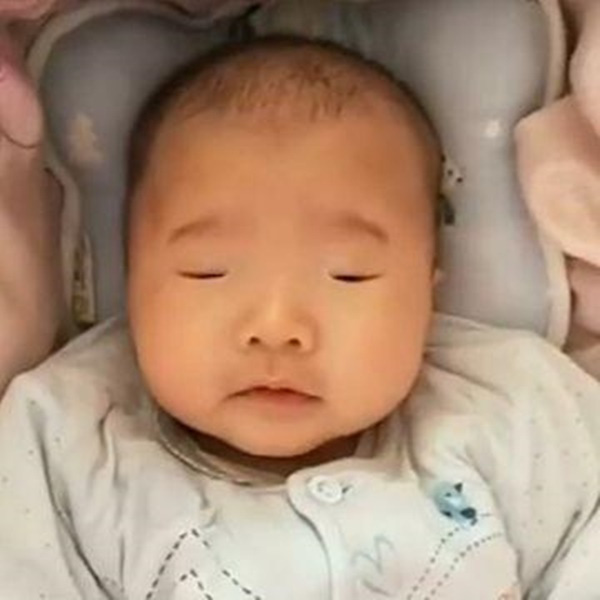 Bé sinh 10 ngày vẫn không chịu mở mắt, nhận kết quả khám của bác sĩ khiến bố mẹ rất sốc - Ảnh 1.