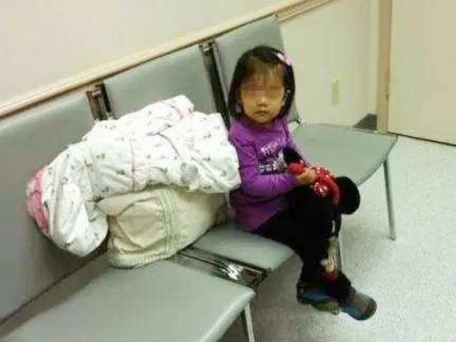 Bé gái 5 tuổi ngồi ngồi im lặng bên hàng ghế trong bệnh viện, y tá đến hỏi thì nhận được câu trả lời đầy xót xa - Ảnh 1.