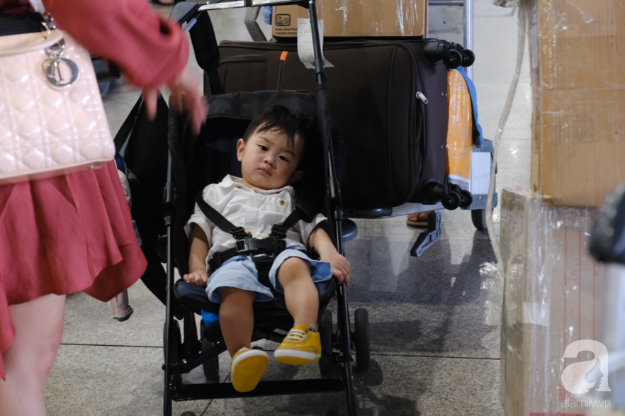 Sân bay Tân Sơn Nhất đông nghẹt: Trẻ em ngủ gục, người lớn cầm sẵn hoa chờ đón Việt kiều về nước ăn Tết - Ảnh 3.
