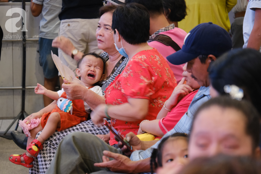 Sân bay Tân Sơn Nhất đông nghẹt: Trẻ em ngủ gục, người lớn cầm sẵn hoa chờ đón Việt kiều về nước ăn Tết - Ảnh 15.