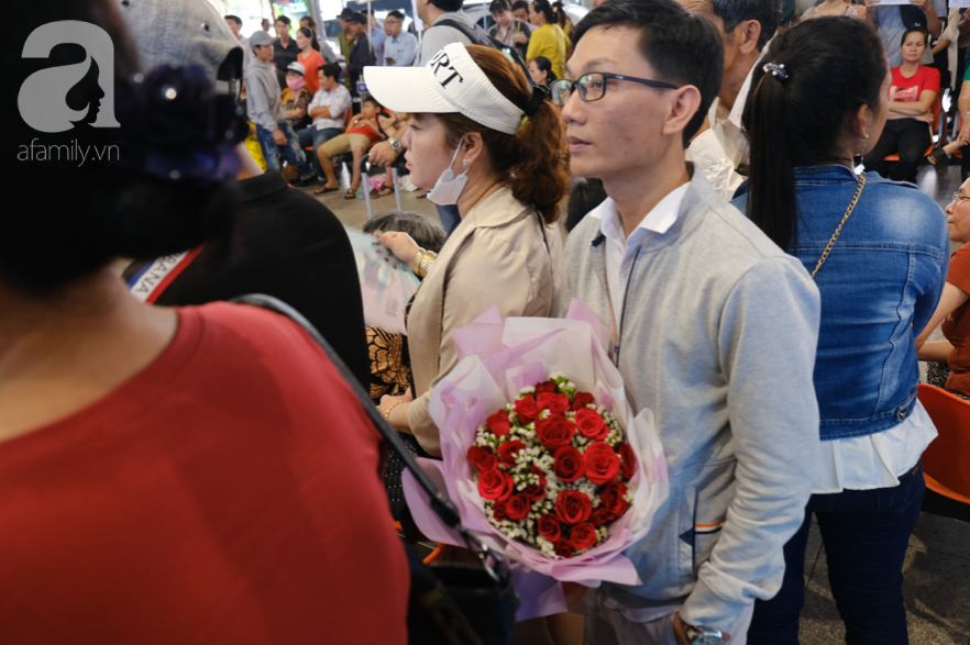 Sân bay Tân Sơn Nhất đông nghẹt: Trẻ em ngủ gục, người lớn cầm sẵn hoa chờ đón Việt kiều về nước ăn Tết - Ảnh 4.