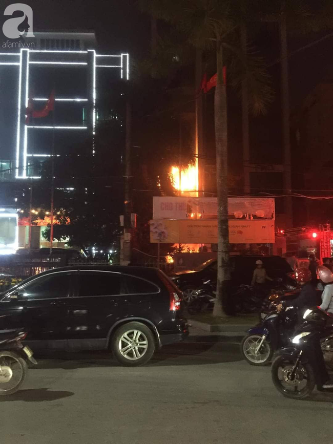 Thanh Hóa: Nhiều người kêu cứu trong đám cháy tại tòa nhà dầu khí  - Ảnh 1.
