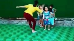 CLIP: Cô giáo mầm non "điều chỉnh động tác" bằng cách tát vào má học sinh khiến phụ huynh phẫn nộ