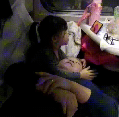 Trên chuyến tàu đêm về quê ăn Tết, hành động ngọt ngào của cô bé với bố khiến chứng kiến cũng xuýt xoa - Ảnh 2.