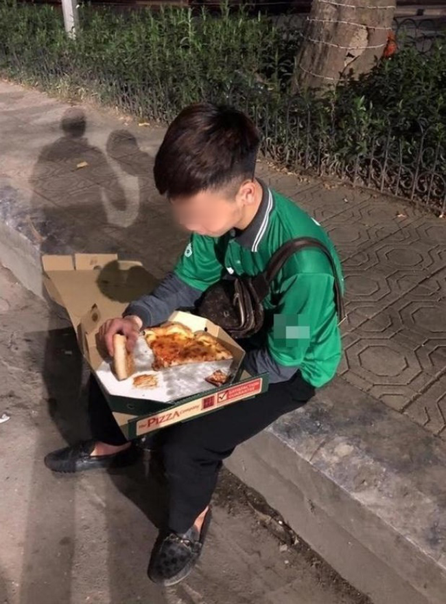 Hình ảnh chàng shipper vừa ăn pizza vừa khóc trong những ngày cuối năm khiến dân mạng vừa xót xa vừa phẫn nộ - Ảnh 1.