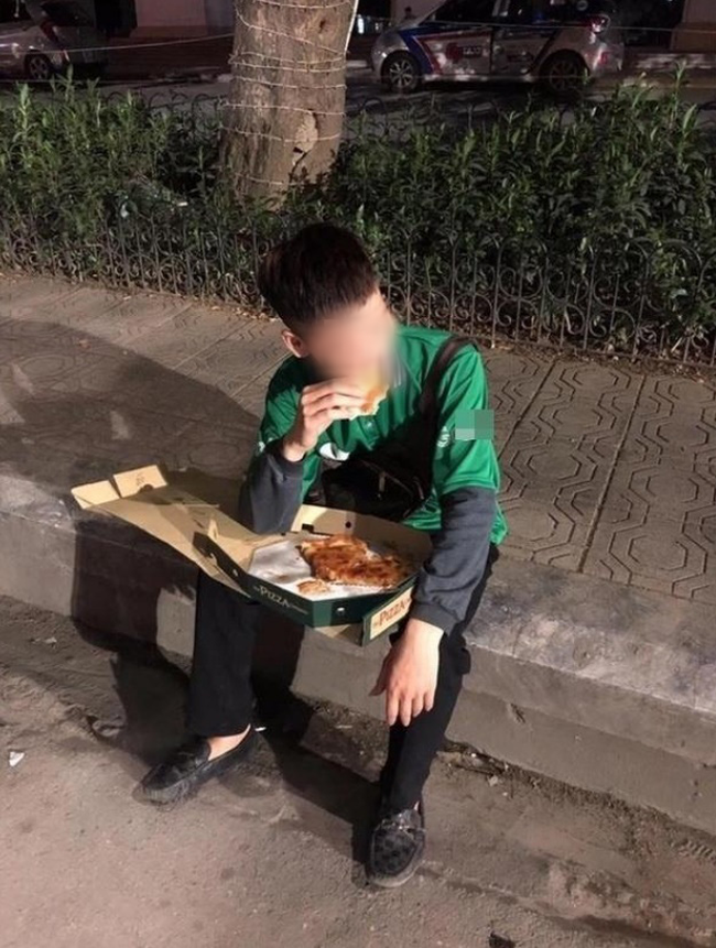 Hình ảnh chàng shipper vừa ăn pizza vừa khóc trong những ngày cuối năm khiến dân mạng vừa xót xa vừa phẫn nộ - Ảnh 2.