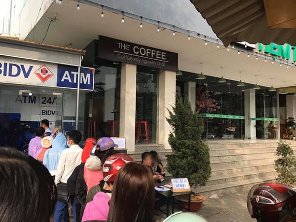 Thấy dòng người chen nhau xếp hàng trước cây ATM ngày giáp Tết, người đàn ông kê bàn mở luôn dịch vụ... 