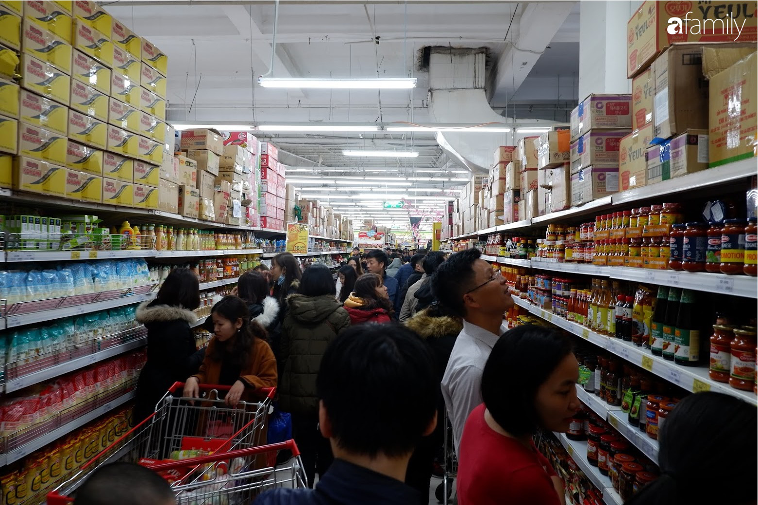 Mua sắm cực căng tại siêu thị lớn: Sản phẩm bay vèo vì giảm giá, người dân ùn ùn đứng xếp hàng thanh toán cả tiếng đồng hồ - Ảnh 5.