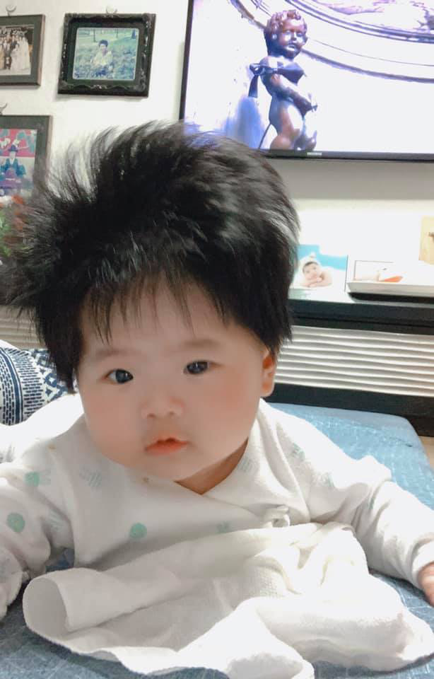 Cô nhóc 3 tháng tuổi có mái tóc dày và xù bông như trẻ 2 - 3 tuổi khiến nhiều người ngỡ ngàng - Ảnh 9.