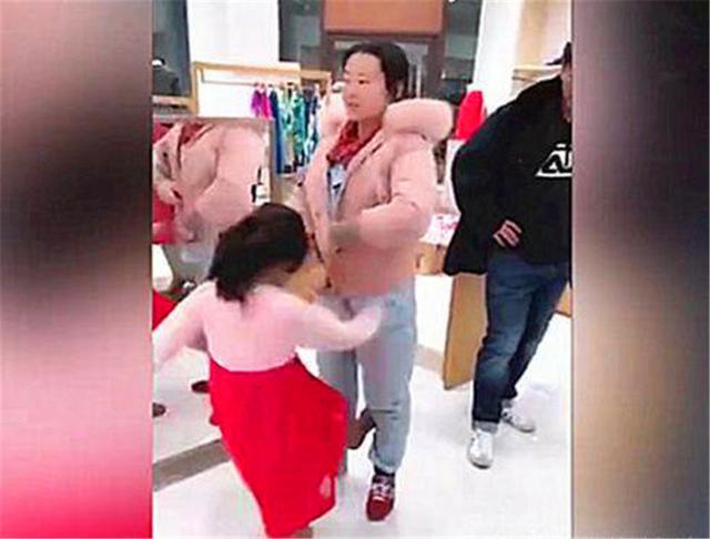 Đi chợ Tết, con gái 5 tuổi đánh mẹ vì không được mua món đồ yêu thích, cách 