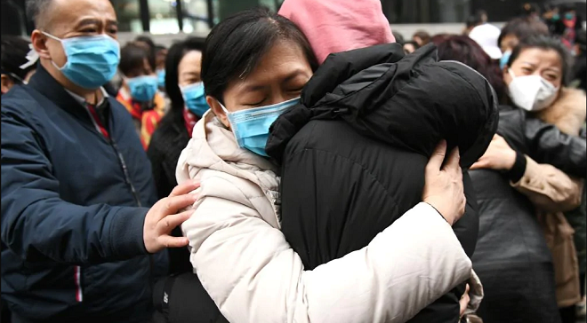 “Con ngoan nhé, bố phải đi cứu người”, những bài văn kể chuyện bố mẹ phải đi Vũ Hán chống dịch Corona khiến ai cũng bật khóc - Ảnh 6.