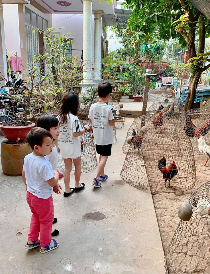 Đưa các con về quê, Lý Hải - Minh Hà dạy 4 bé toàn trò chơi dân gian khiến dân tình khen hết lời - Ảnh 1.