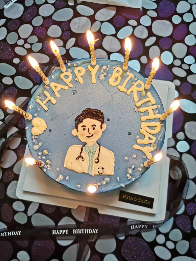 Nhận được bánh sinh nhật chồng gửi, nữ bác sĩ suy sụp trước dòng tin nhắn báo bạn đời cũng là bác sĩ bị nhiễm virus  corona - Ảnh 2.