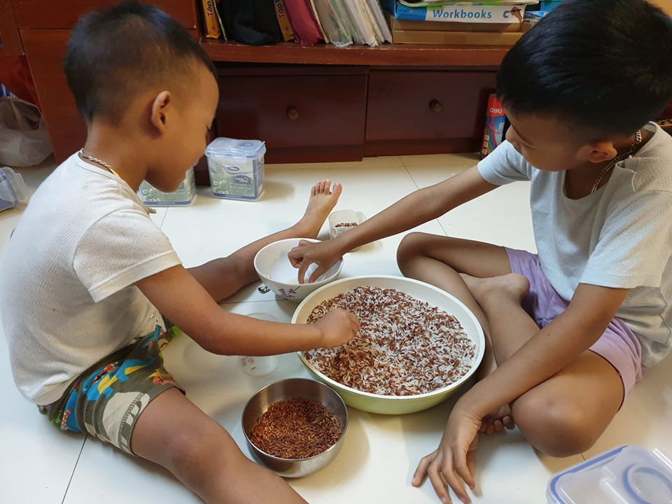 Con nghỉ học để tránh dịch corona, mẹ trẻ ở Hà Nội chia sẻ cách 