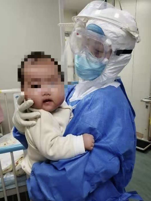 Tin vui: Bé gái 3 tháng tuổi bị nhiễm coronavirus mới đã ở trong tình trạng ổn định - Ảnh 3.