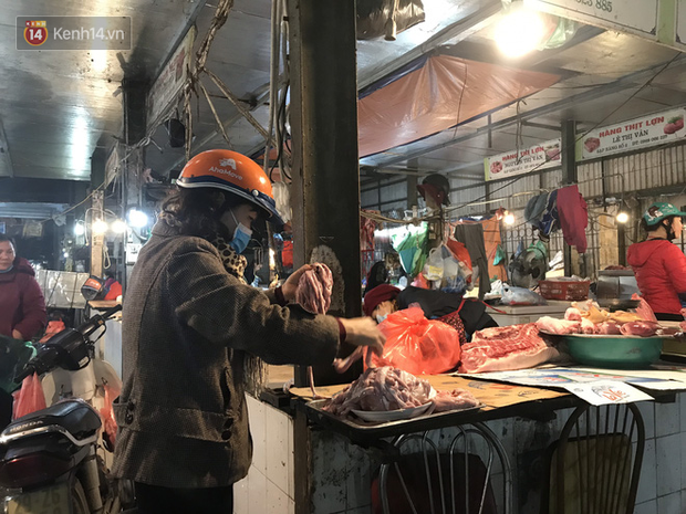 Dùng tay không để lựa chọn thịt tươi sống khi đi chợ, hành động thường thấy có thể gây nguy hại cho nhiều bà nội trợ mùa dịch Corona - Ảnh 6.