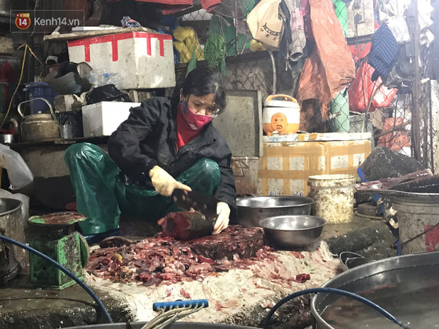Dùng tay không để lựa chọn thịt tươi sống khi đi chợ, hành động thường thấy có thể gây nguy hại cho nhiều bà nội trợ mùa dịch Corona - Ảnh 13.