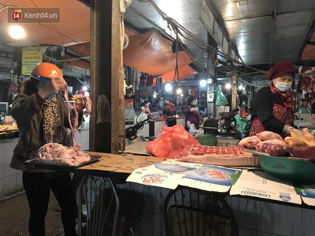 Dùng tay không để lựa chọn thịt tươi sống khi đi chợ, hành động thường thấy có thể gây nguy hại cho nhiều bà nội trợ mùa dịch Corona - Ảnh 5.