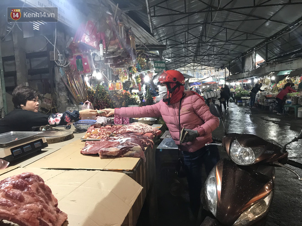 Dùng tay không để lựa chọn thịt tươi sống khi đi chợ, hành động thường thấy có thể gây nguy hại cho nhiều bà nội trợ mùa dịch Corona - Ảnh 3.