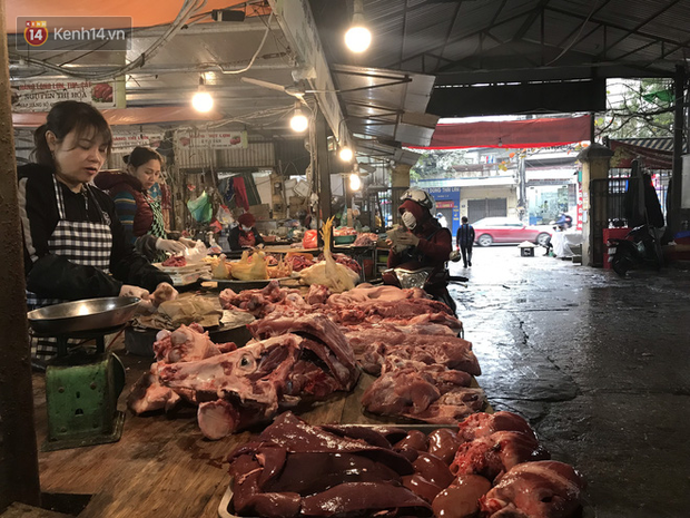 Dùng tay không để lựa chọn thịt tươi sống khi đi chợ, hành động thường thấy có thể gây nguy hại cho nhiều bà nội trợ mùa dịch Corona - Ảnh 2.