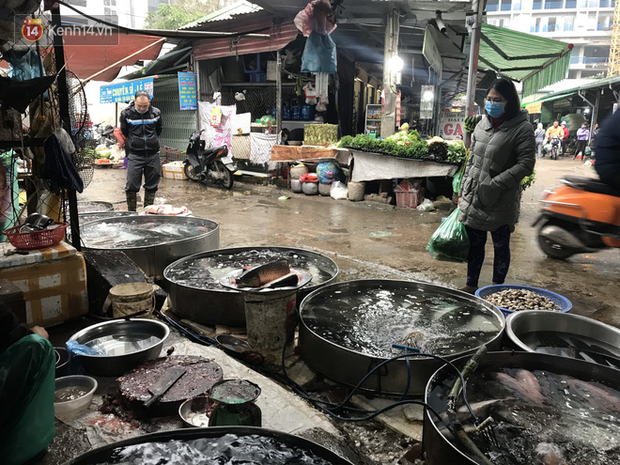 Dùng tay không để lựa chọn thịt tươi sống khi đi chợ, hành động thường thấy có thể gây nguy hại cho nhiều bà nội trợ mùa dịch Corona - Ảnh 8.
