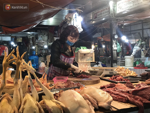 Dùng tay không để lựa chọn thịt tươi sống khi đi chợ, hành động thường thấy có thể gây nguy hại cho nhiều bà nội trợ mùa dịch Corona - Ảnh 14.