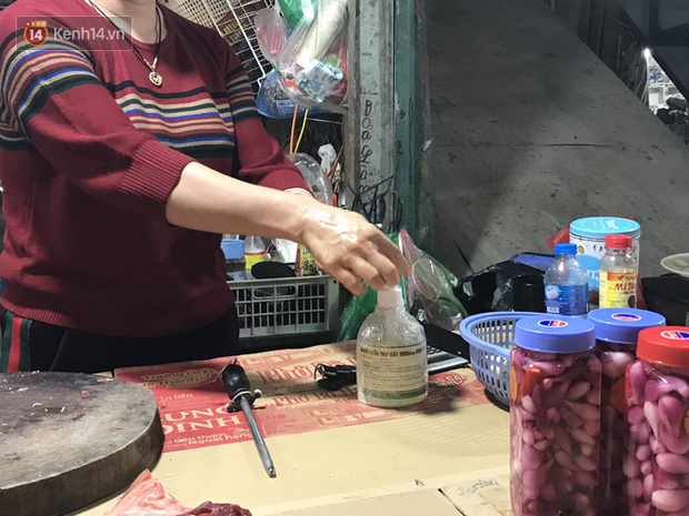 Dùng tay không để lựa chọn thịt tươi sống khi đi chợ, hành động thường thấy có thể gây nguy hại cho nhiều bà nội trợ mùa dịch Corona - Ảnh 15.