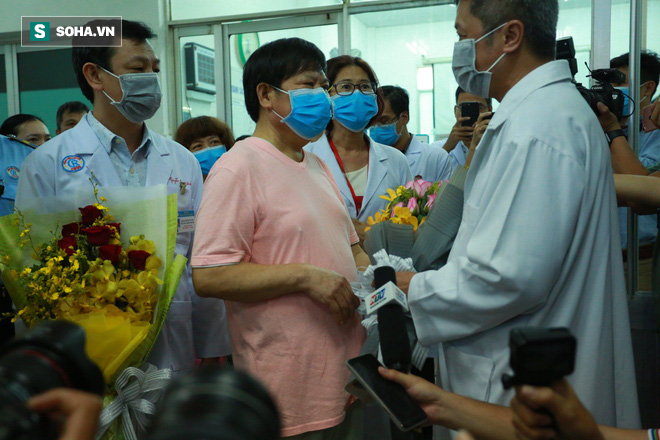 [TIN VUI] Bố con người Trung Quốc khỏi viêm phổi corona cúi đầu, đặt tay lên ngực nói: Cảm ơn Việt Nam - Ảnh 12.