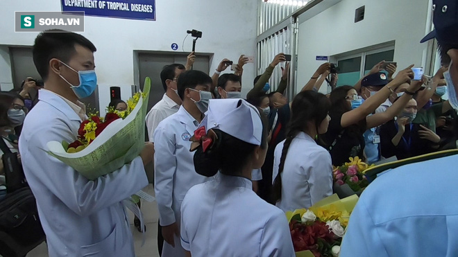 [TIN VUI] Bố con người Trung Quốc khỏi viêm phổi corona cúi đầu, đặt tay lên ngực nói: Cảm ơn Việt Nam - Ảnh 2.
