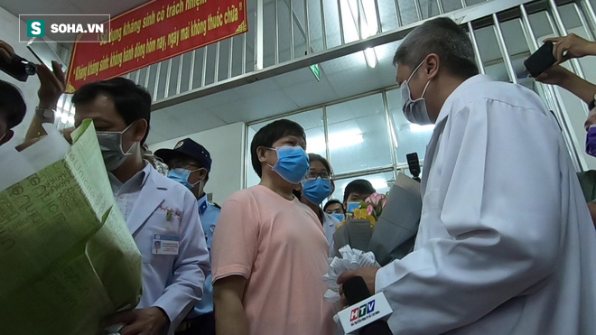 [TIN VUI] Bố con người Trung Quốc khỏi viêm phổi corona cúi đầu, đặt tay lên ngực nói: Cảm ơn Việt Nam - Ảnh 6.