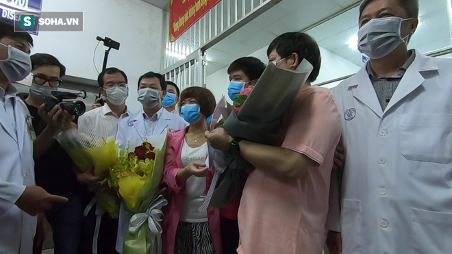 [TIN VUI] Bố con người Trung Quốc khỏi viêm phổi corona cúi đầu, đặt tay lên ngực nói: Cảm ơn Việt Nam - Ảnh 7.