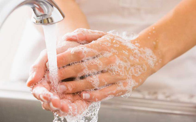 Không phải nước rửa tay khô, chuyên gia tiết lộ bà bầu và trẻ em rửa tay bằng thứ này là hiệu quả nhất - Ảnh 1.