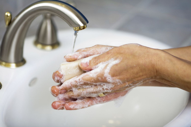 Không phải nước rửa tay khô, chuyên gia tiết lộ bà bầu và trẻ em rửa tay bằng thứ này là hiệu quả nhất - Ảnh 3.