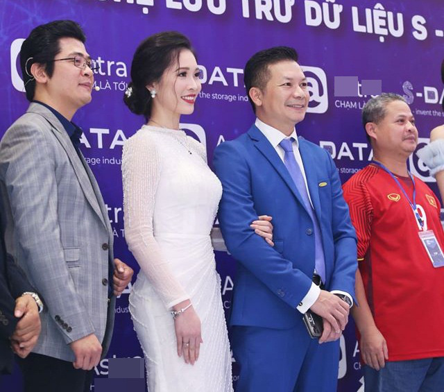 Đứng chung khung hình với Hoa hậu Lương Thùy Linh, bà xã Shark Hưng gây choáng vì vẻ đẹp lấn át - Ảnh 3.