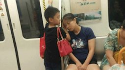 Thấy mẹ ngủ gật trên tàu điện ngầm, con trai có hành động nhỏ khiến ai cũng thốt lên: “Đứa trẻ này được giáo dục quá tốt”