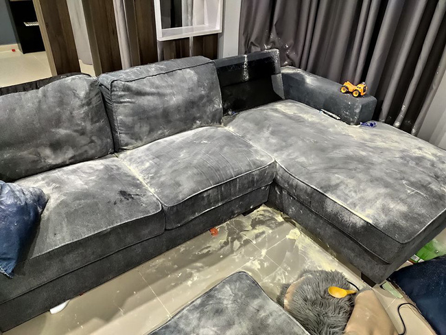 Trốn con vào phòng chơi điện thoại, 10 phút sau, ông bố tá hỏa khi phát hiện ra bộ ghế sofa nhà mình đổi màu - Ảnh 2.