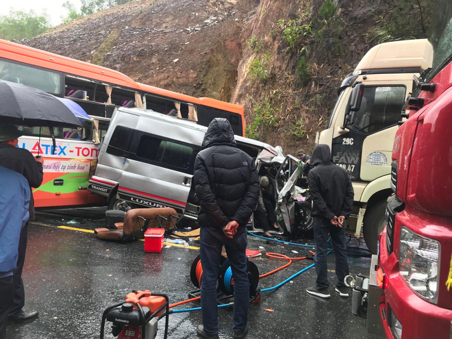 Hiện trường kinh hoàng vụ tai nạn liên hoàn khiến 1 người tử nạn, 5 người bị thương - Ảnh 1.