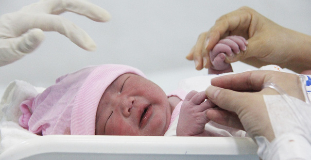 Trẻ sơ sinh vừa chào đời lập tức được mang đi: Bác sĩ sẽ làm gì với em bé trong 10 phút bí ẩn ấy? - Ảnh 1.