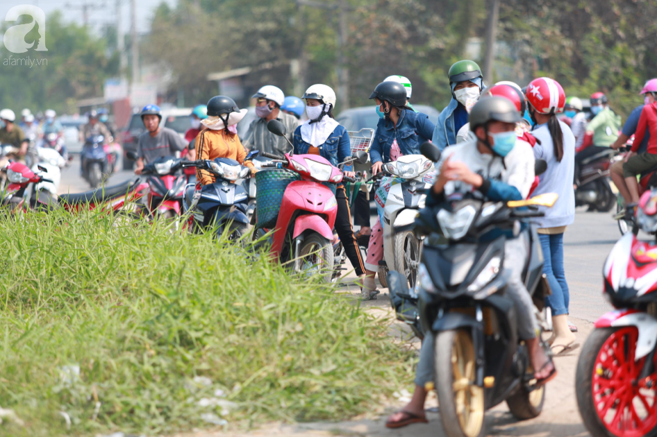 Hàng chục người vẫn đội nắng, leo rào 