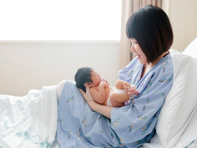 Trẻ sơ sinh vừa chào đời lập tức được mang đi: Bác sĩ sẽ làm gì với em bé trong 10 phút bí ẩn ấy? - Ảnh 2.