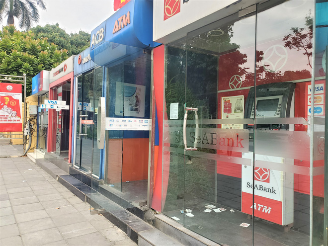 Tiếp xúc hàng trăm người/ngày nhưng ATM không có nước sát khuẩn, cồn rửa tay phòng Covid-19 - Ảnh 5.