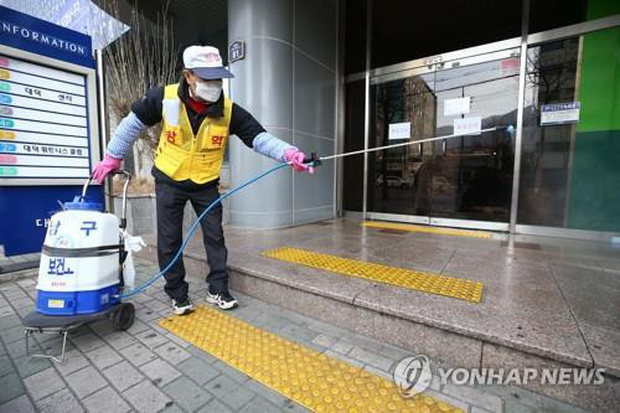 Virus corona tại Hàn Quốc: Hơn 1000 người từng đến nhà thờ cùng bệnh nhân siêu lây nhiễm, 90 xuất hiện triệu chứng, 396 chưa liên lạc được - Ảnh 3.