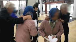 2 vợ chồng ông cụ bám vai nhau dò dẫm đi khám bệnh, nghe được lời động viên của cụ bà khiến bất cứ ai cũng thấy cay mắt