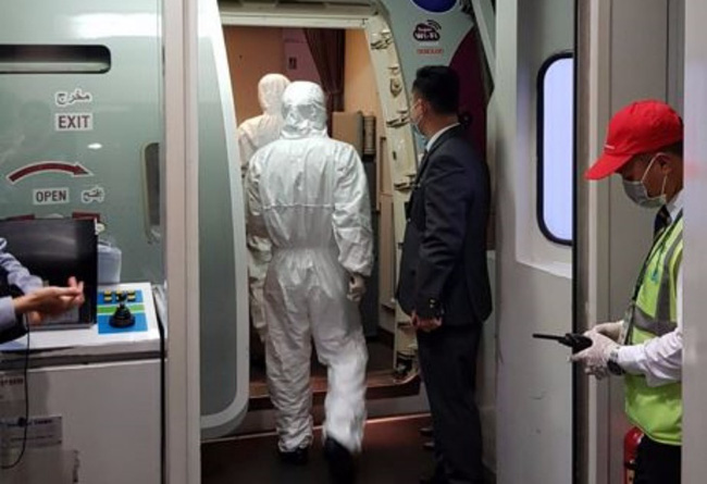 2 hành khách trên du thuyền Westerdam có người nhiễm Covid-19 đáp sân bay Tân Sơn Nhất, TP.HCM tiến hành kiểm dịch trong đêm - Ảnh 2.