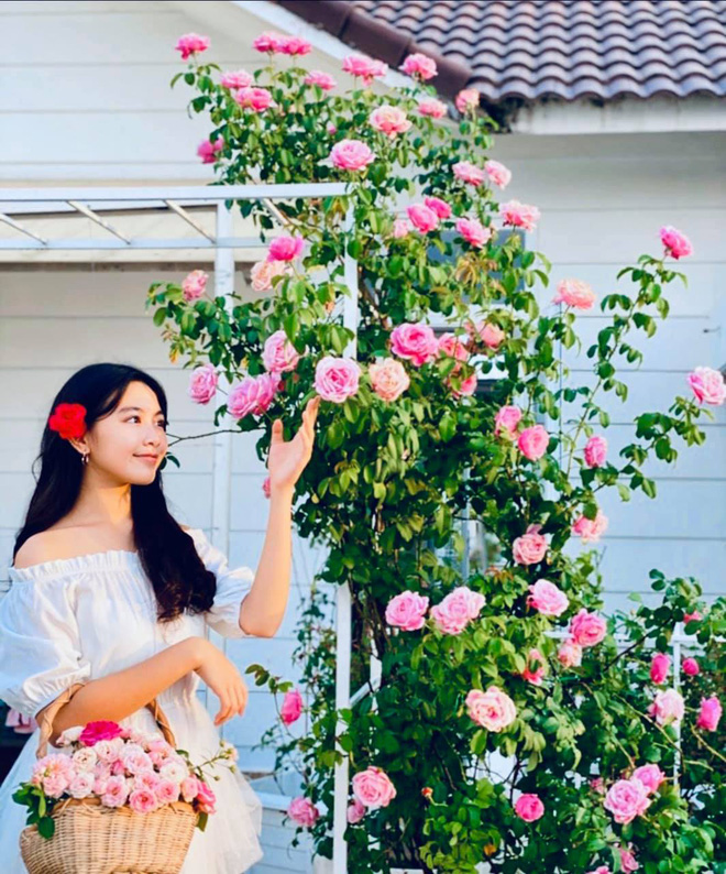 Khí chất hoa hậu tương lai: Lọ Lem con gái MC Quyền Linh đứng trong vườn nhà chụp ảnh thôi mà cứ như photoshoot chuyên nghiệp - Ảnh 1.